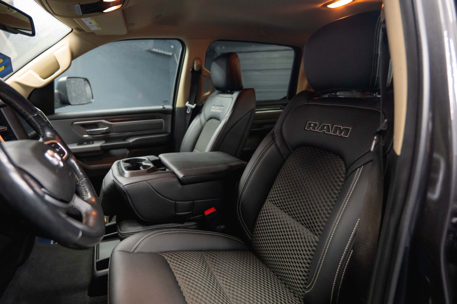 Fahrzeugabbildung Dodge RAM 5.7 V8 HEMI 4x4 OFFROAD Night-Paket *LED*