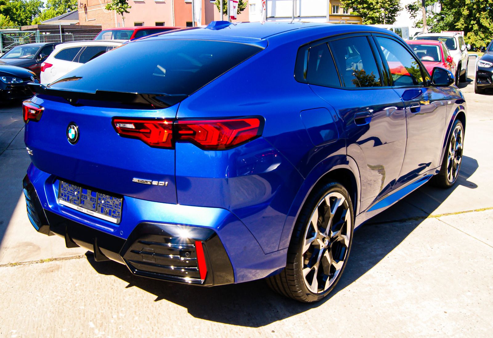 Fahrzeugabbildung BMW X2 20 i sDrive M Sport Pro IconicGlow Coral Rot