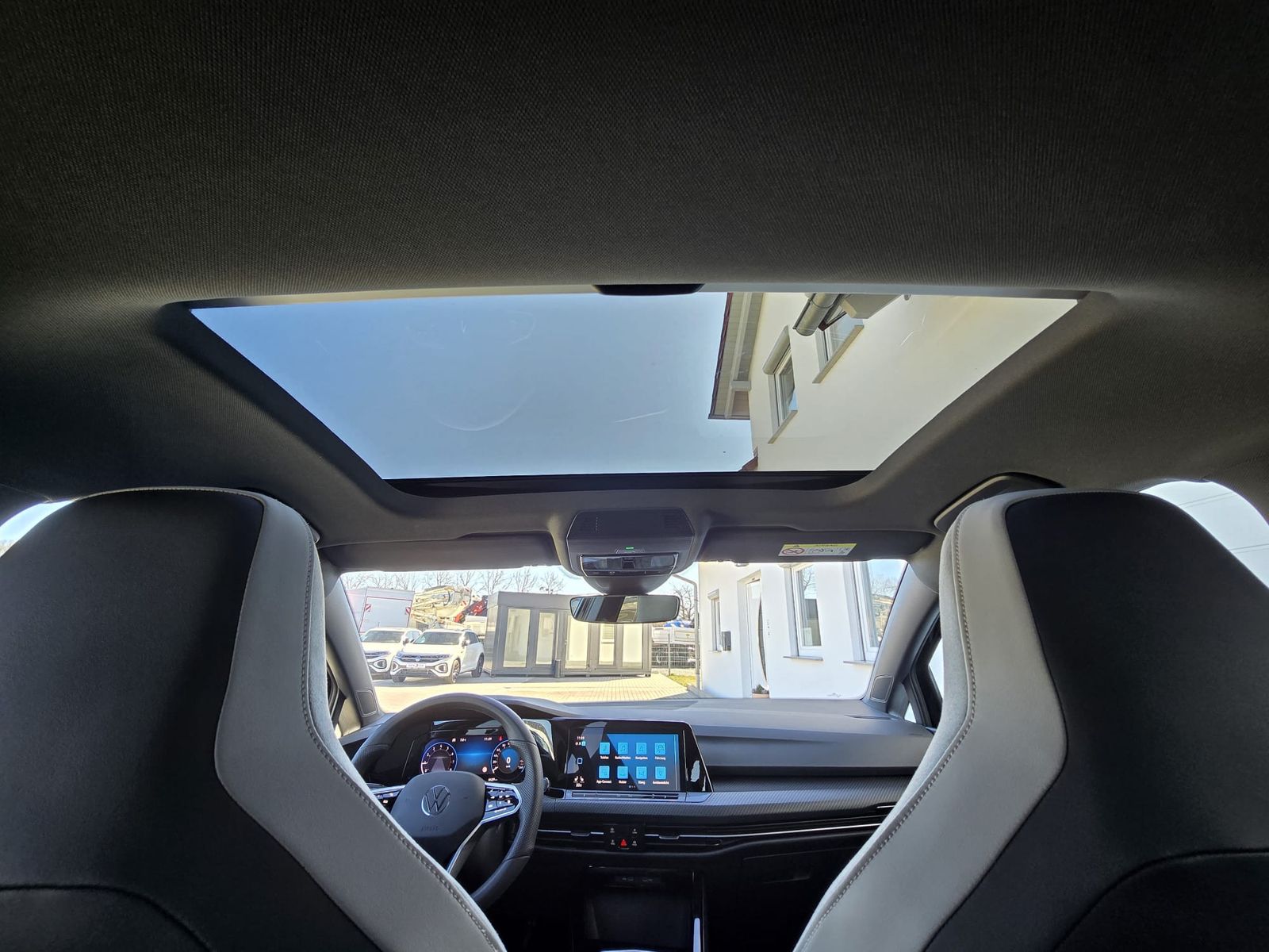 Fahrzeugabbildung Volkswagen Golf 1.5 TSI R-Line PANO*LED*ACC*KAMERA*PremNAVI