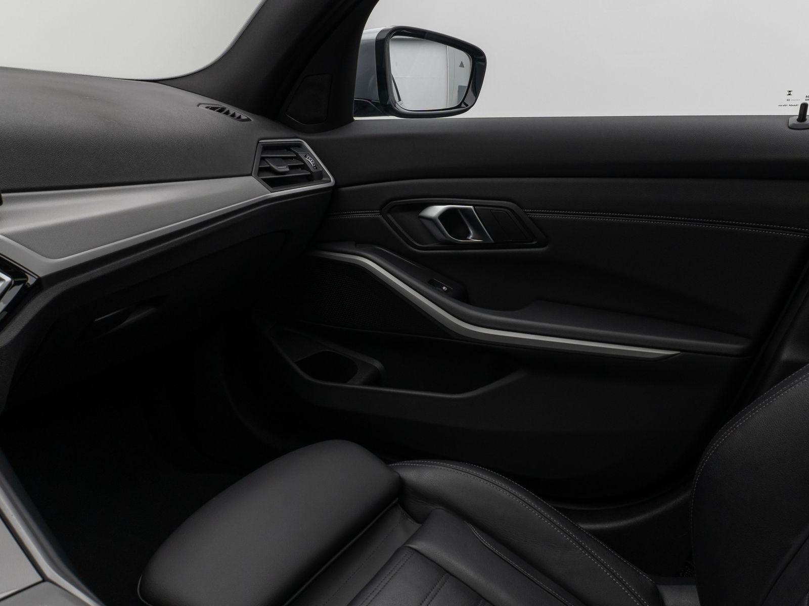 Fahrzeugabbildung BMW 330e Panorama Kamera HUD DAB HiFi AHK Sport Lede