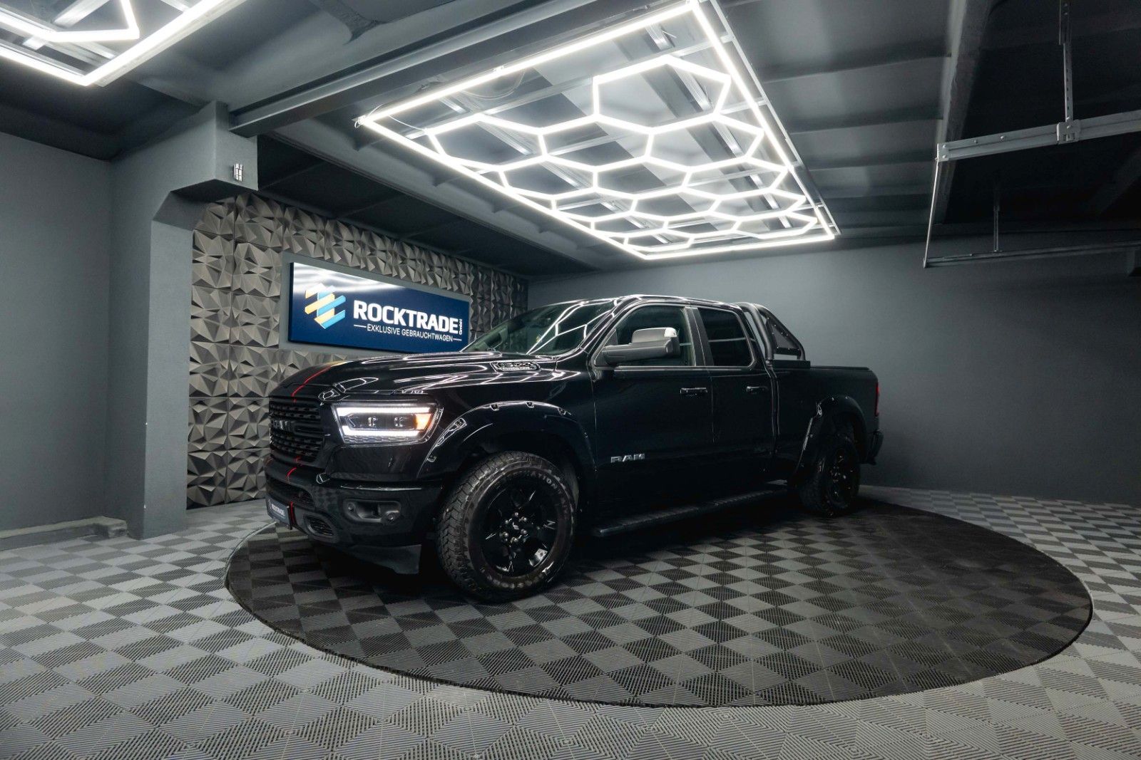 Fahrzeugabbildung Dodge RAM 5.7 V8 HEMI 4x4 OFFROAD Night-Paket LONGBED