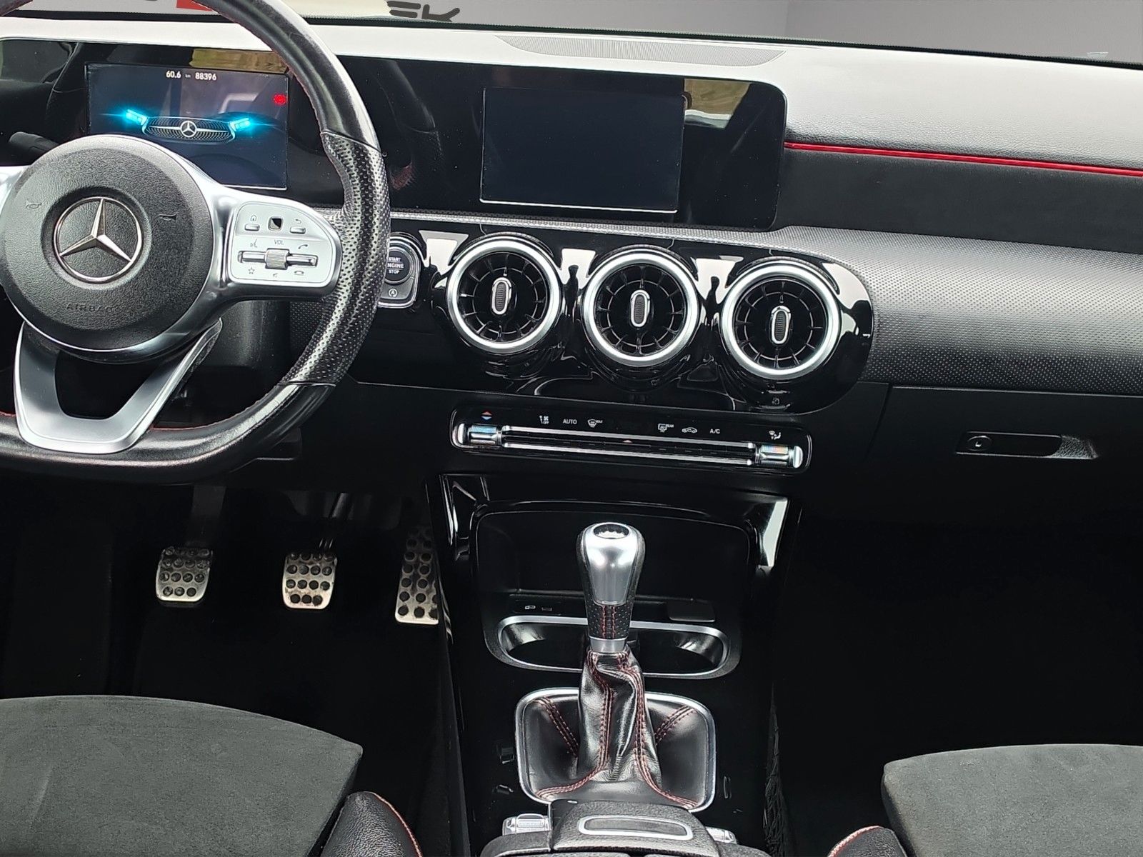 Fahrzeugabbildung Mercedes-Benz A 180 AMG*NIGHT*WIDESCREEN*MBUX*