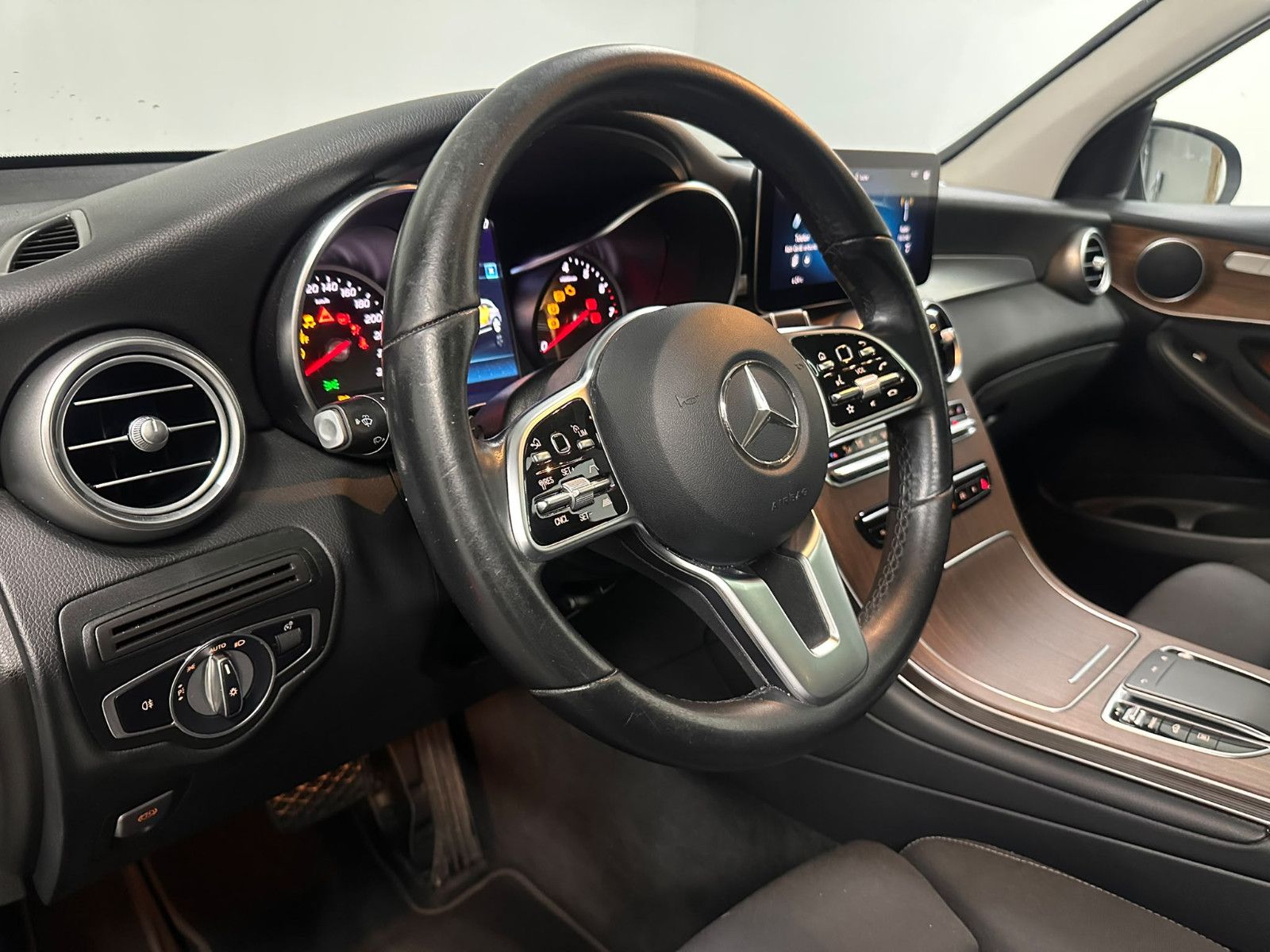 Fahrzeugabbildung Mercedes-Benz GLC 300 e 4MATIC Autom.*AHK*PANORAMA*DISTRO