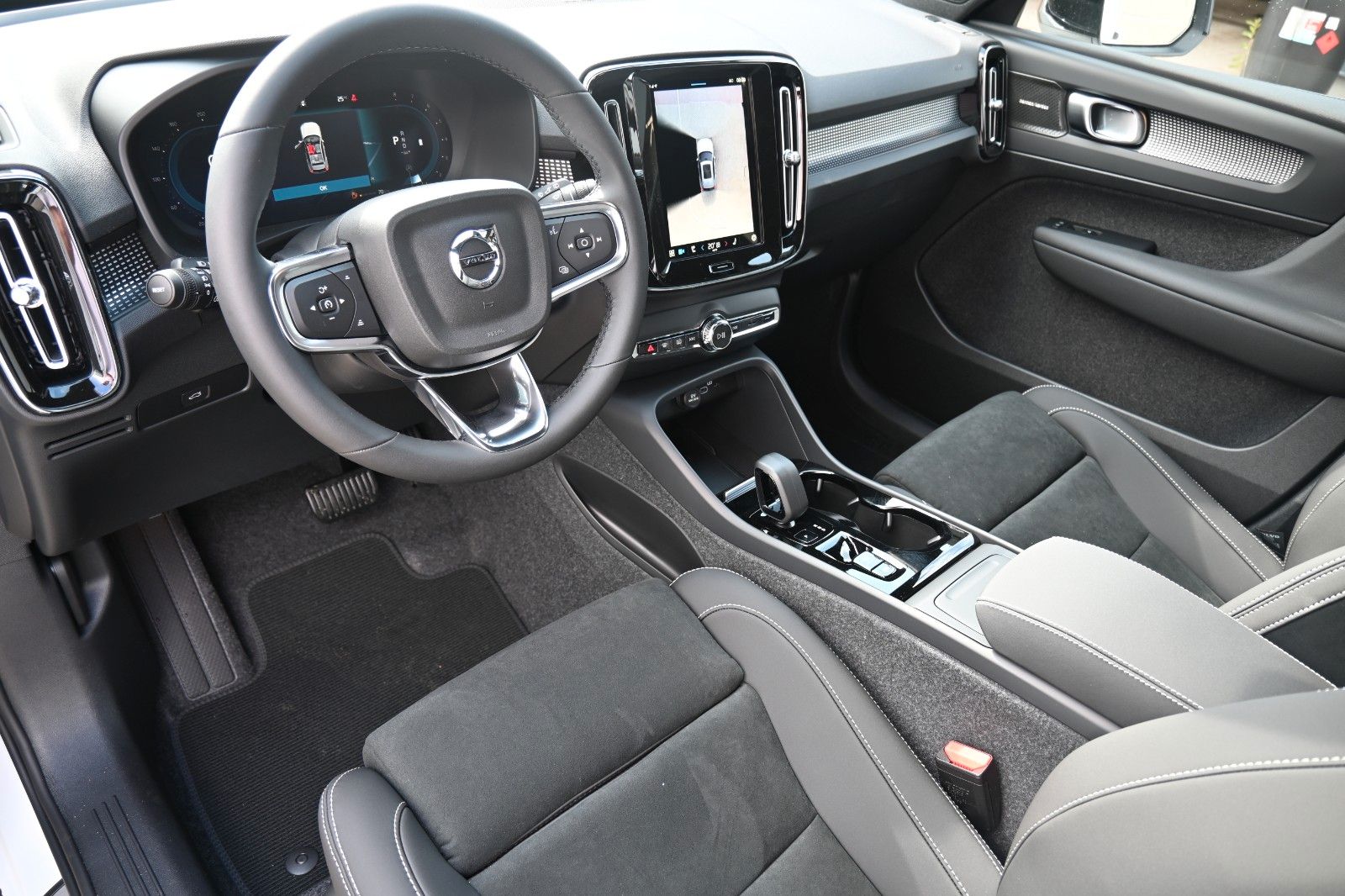 Fahrzeugabbildung Volvo XC40 B4 DKG Plus Dark*FSHZG*360°*ACC*Allwetter