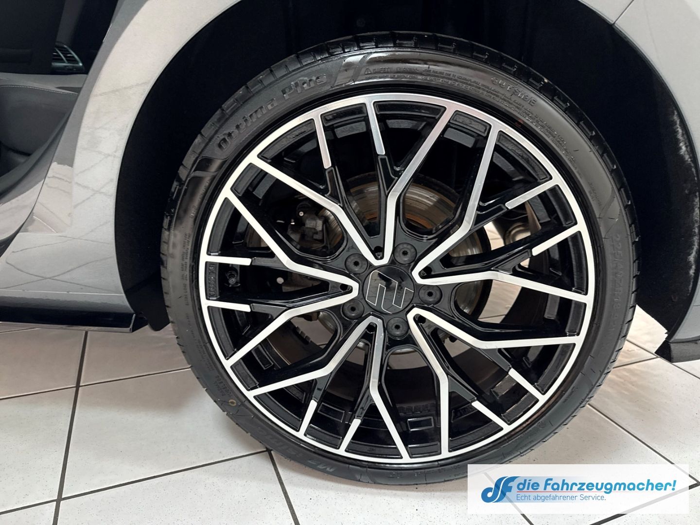 Fahrzeugabbildung Volkswagen Golf VII Highline R-Line Sportpaket Navi LED ACC