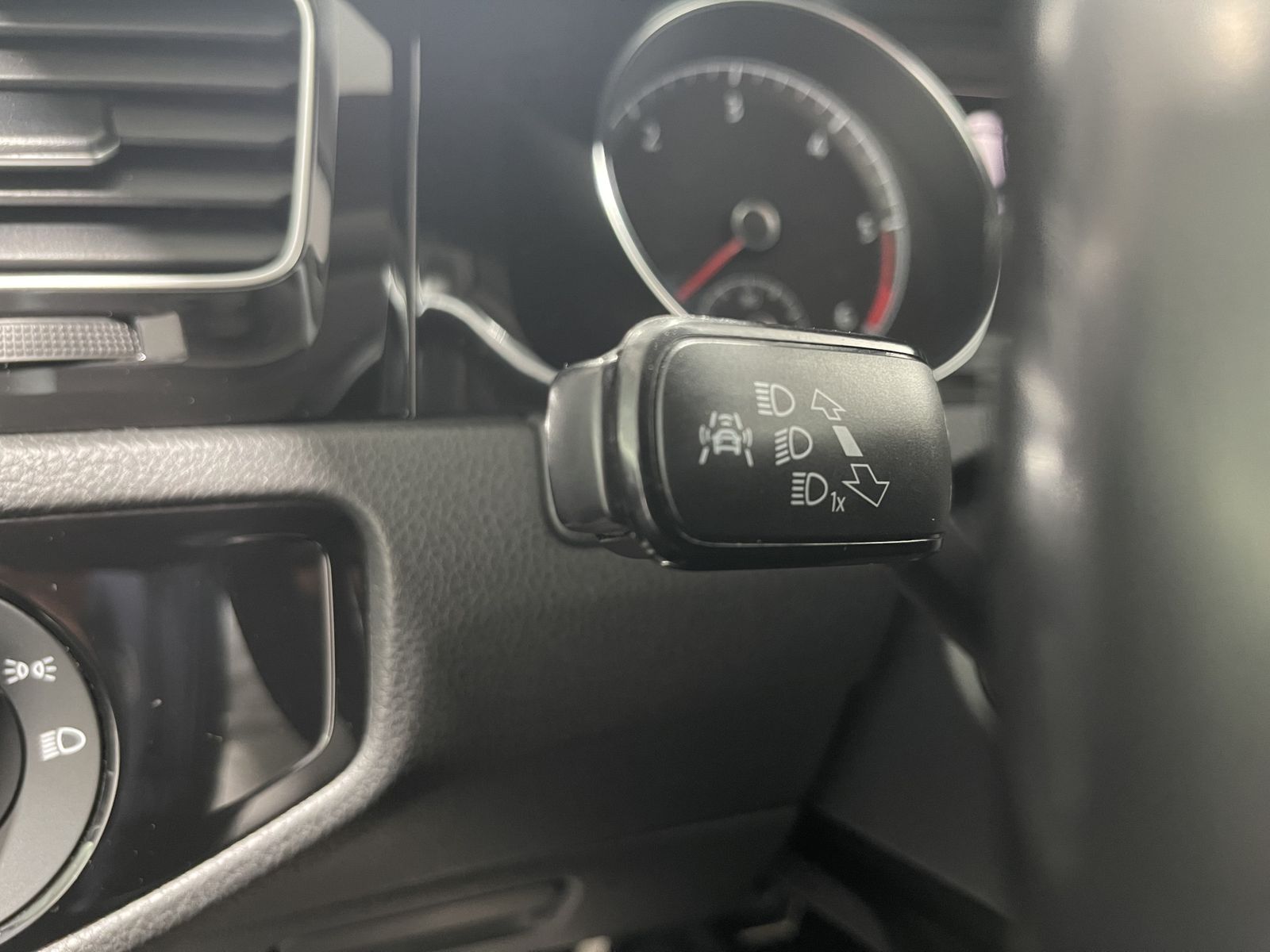 Fahrzeugabbildung Volkswagen Golf R-Line 2.0 TDI*SoftClose*LED*Cam*AHK*DVD*