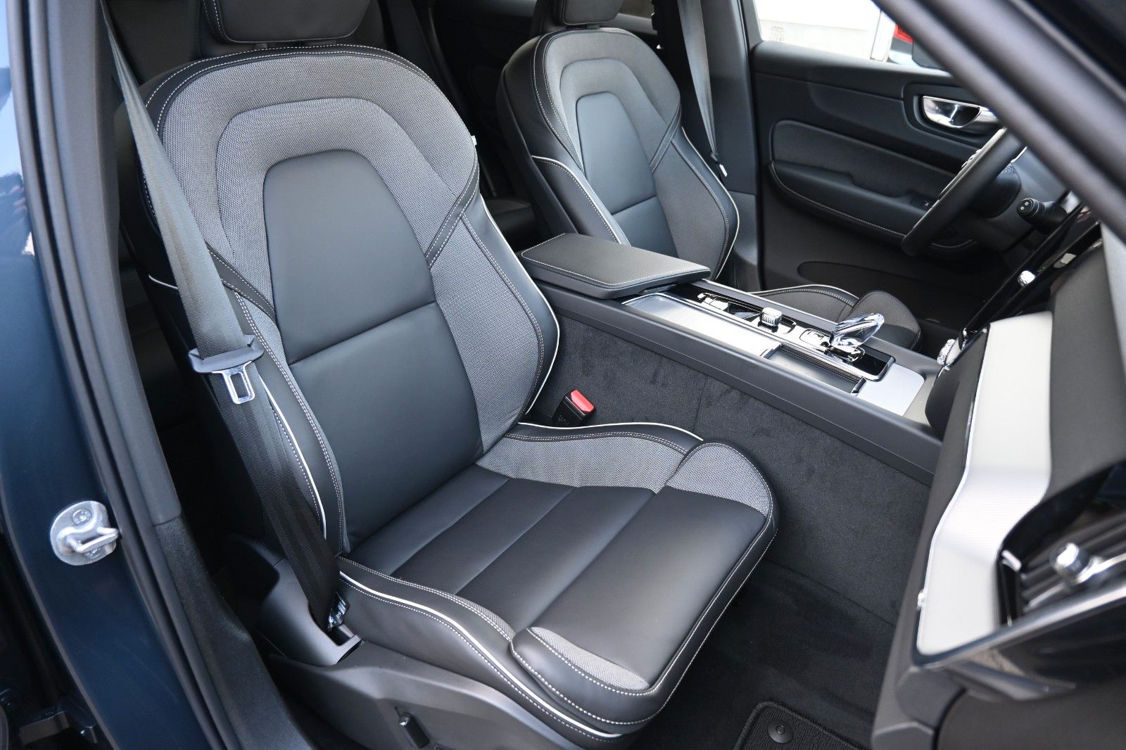 Fahrzeugabbildung Volvo XC60 B5 AWD Plus Dark*FSHZG*360°*H&K*ACC*AHK