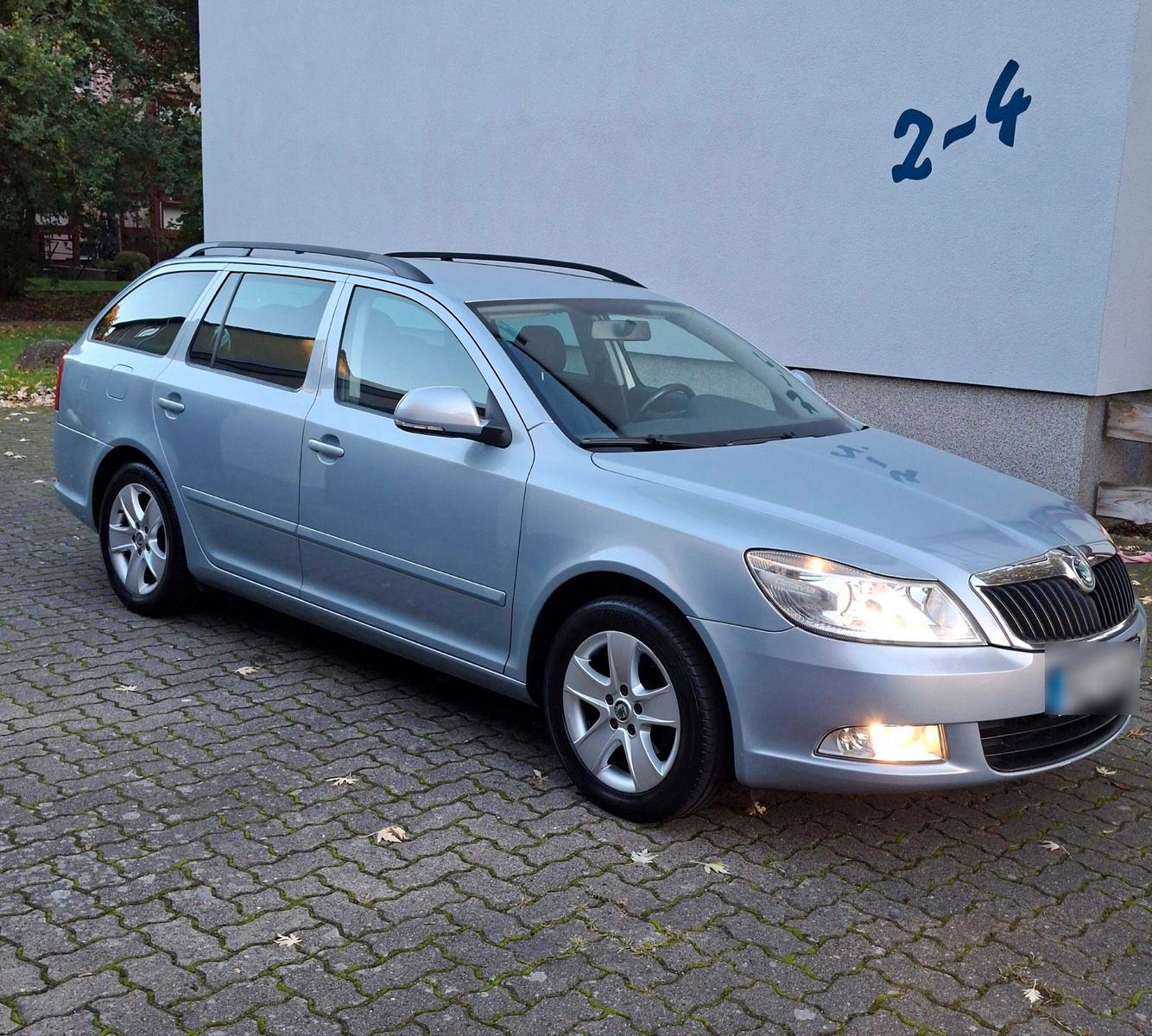 Skoda Octavia 2010 — rear view