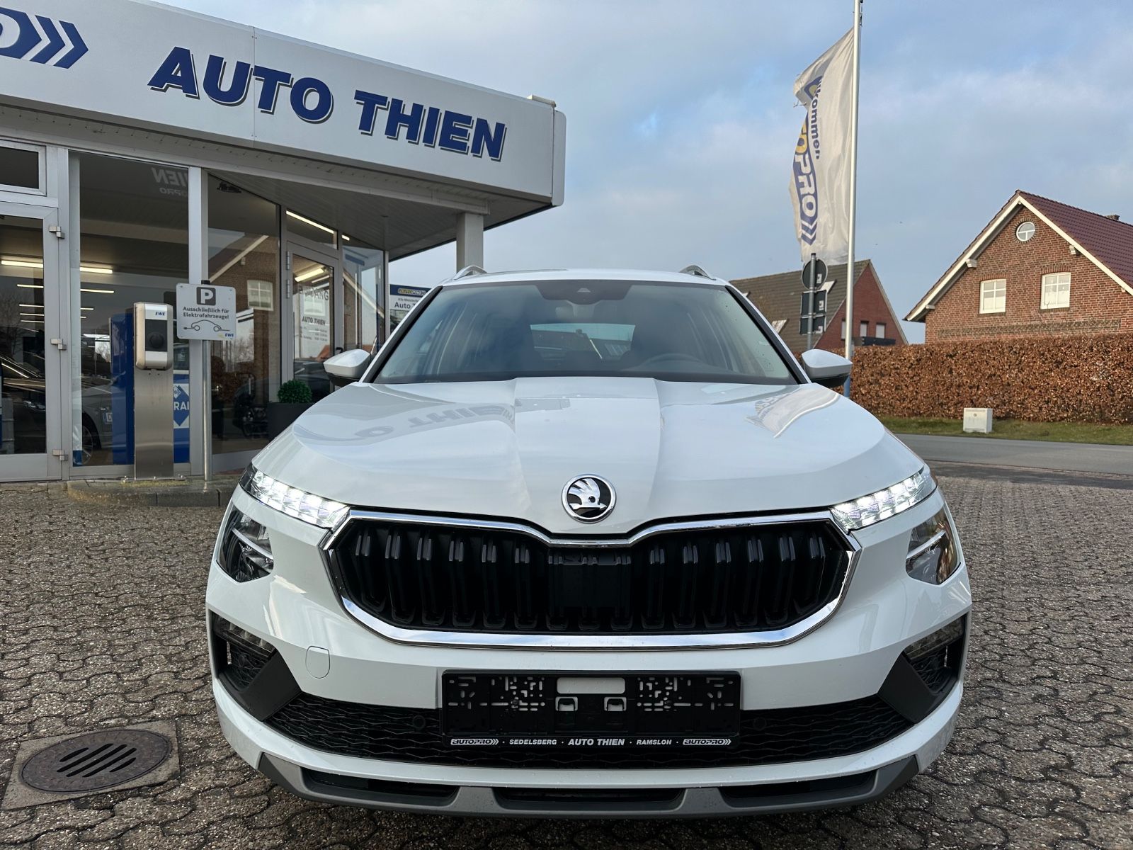 Fahrzeugabbildung SKODA Kamiq 1.0 TSI Selection DSG ACC/LED/PDC/eHeck