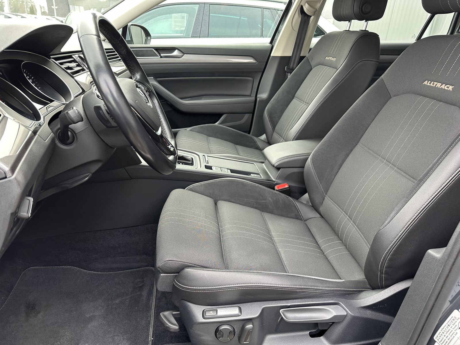 Fahrzeugabbildung Volkswagen Passat Alltrack 2.0 TSI DSG NAV+SHZ+ACC+KAMERA+2
