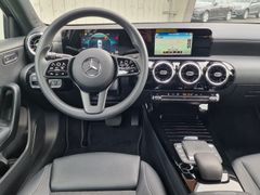 Fahrzeugabbildung Mercedes-Benz A 200d Style DCT Navi SiHz PDC RFK DAB MBUX