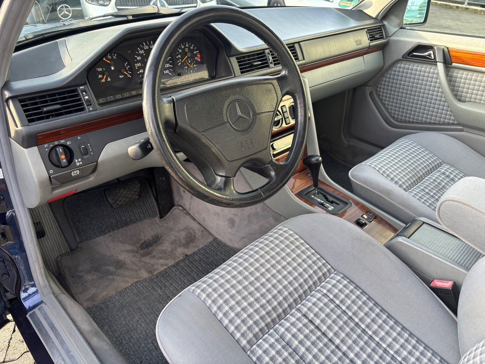 Fahrzeugabbildung Mercedes-Benz E 220 SCHIEBEDACH*KLIMA*SITZHEIZUNG*AUTOMATIK