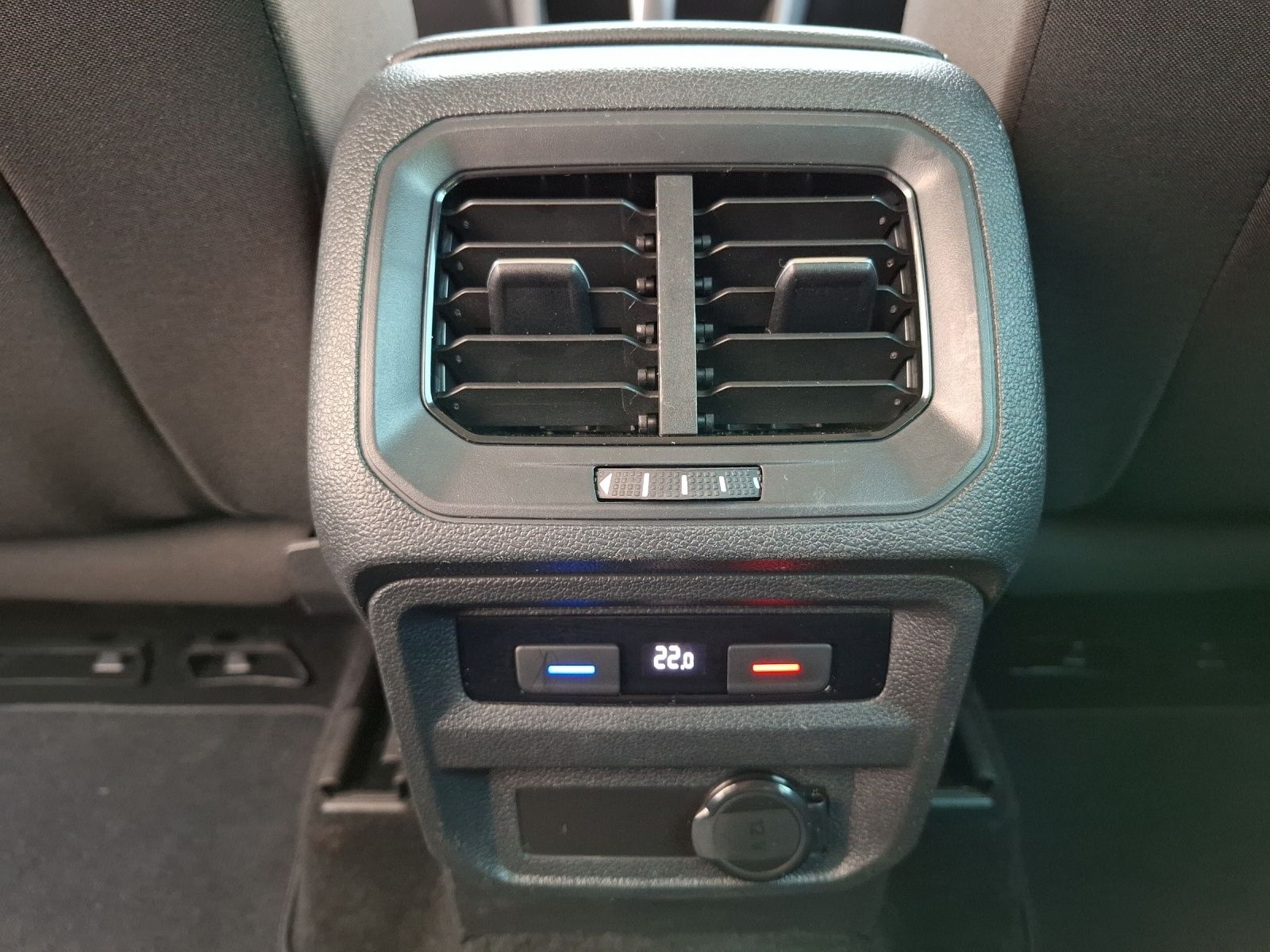 Fahrzeugabbildung Volkswagen Tiguan TDI Elegance 4M STH Matrix AHK Navi AID A