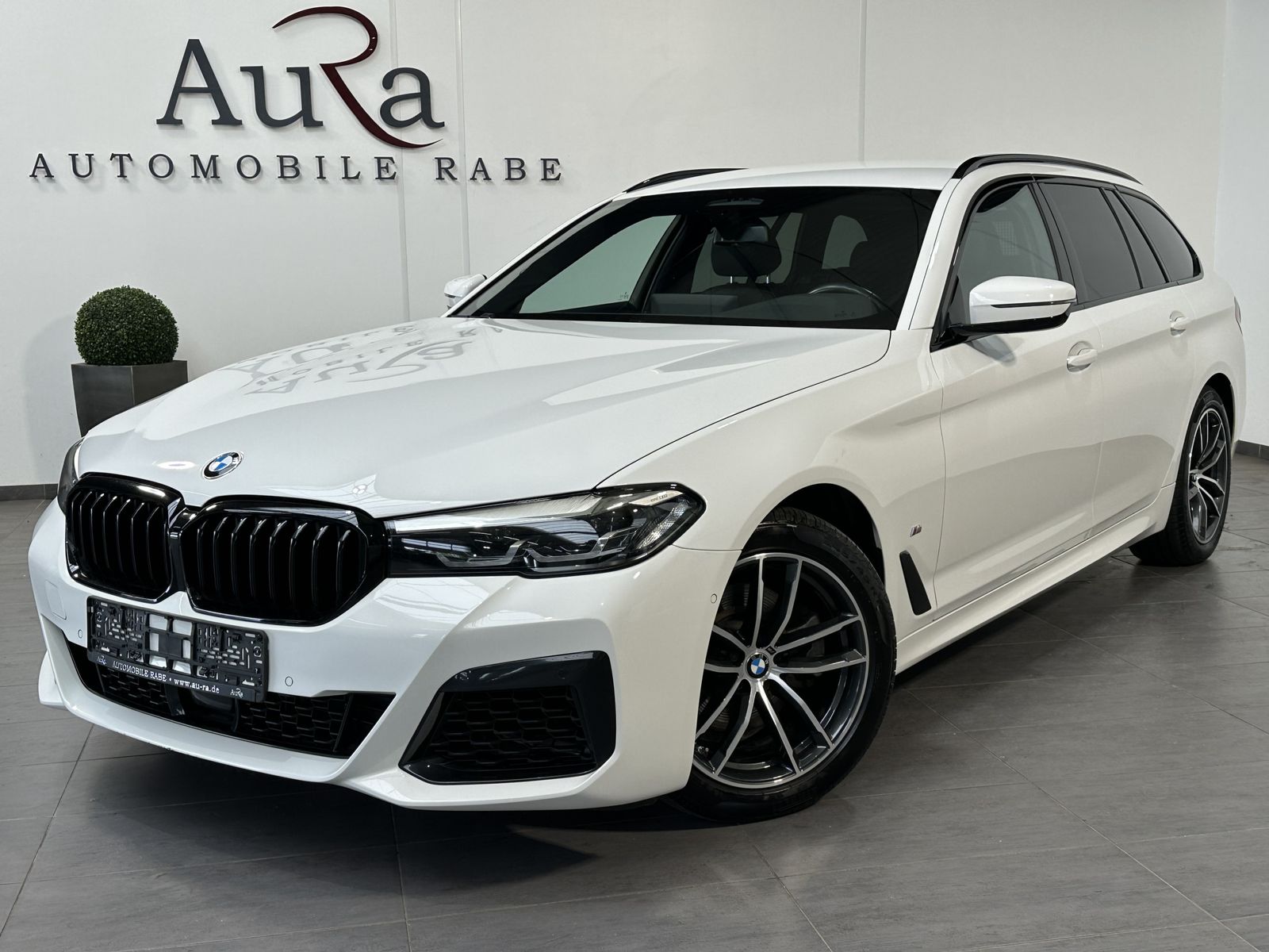 Fahrzeugabbildung BMW 520d Touring M-Sport NAV+LED+ACC+AHK+KAM+H&K+VC