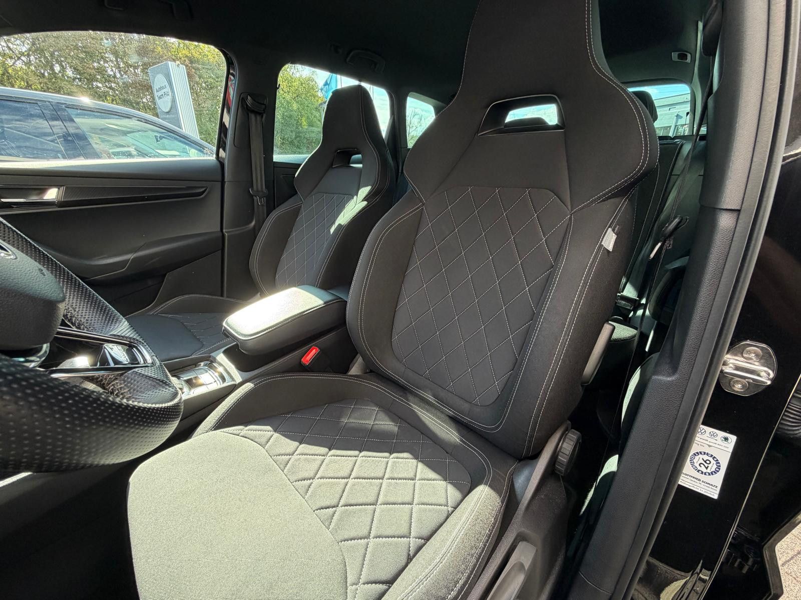 Fahrzeugabbildung SKODA Karoq 2.0TSI Sportline 4x4 DSG LED+NAVI+SHZ+TEMP