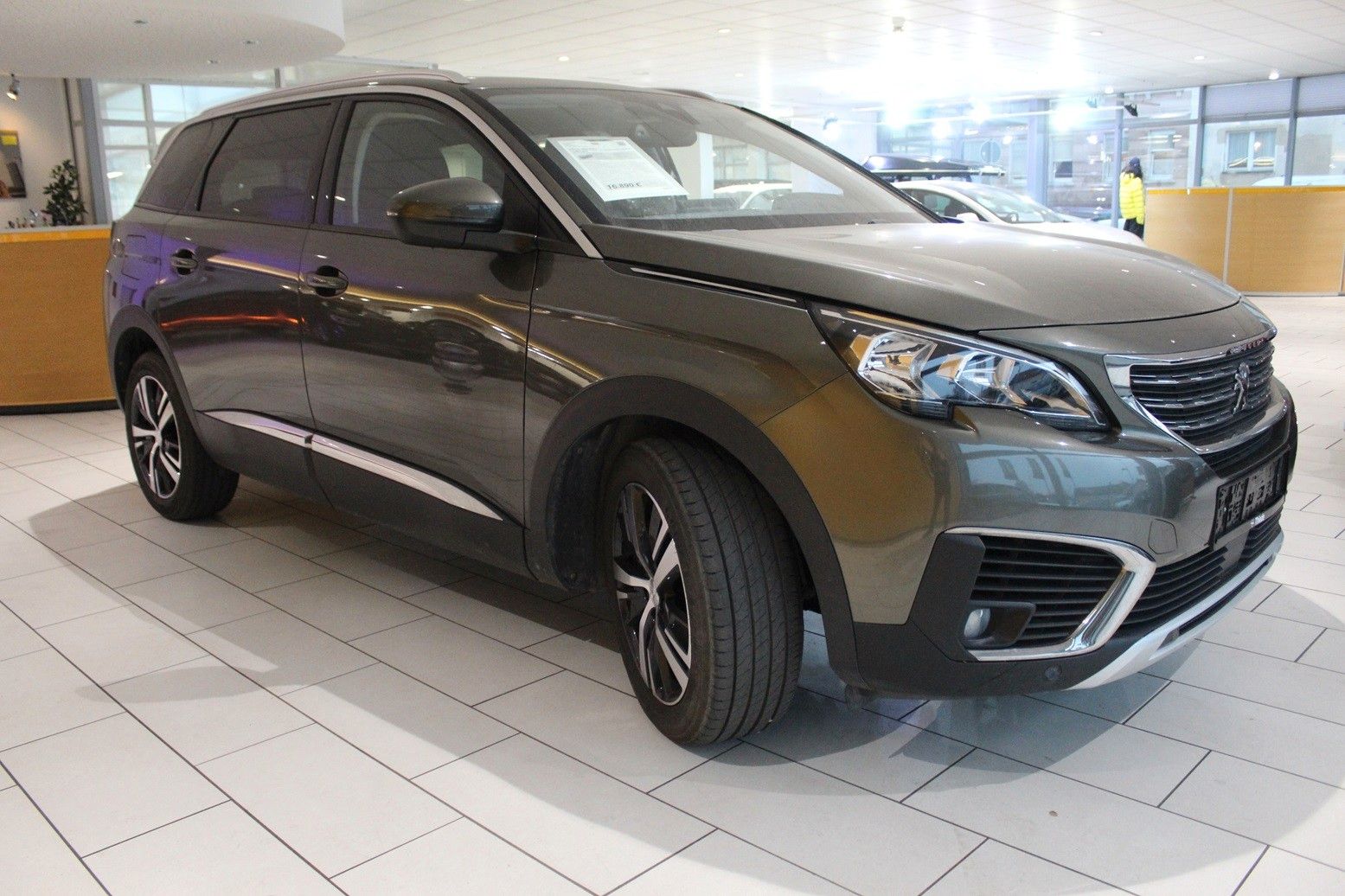 Fahrzeugabbildung Peugeot 5008 Allure 1.2T NAVI/PDC/T-LEDER/TEMPOMAT