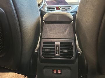 BMW 120 i *HEAD-UP*StandHZ*AHK*SPORT*2-ZONEN*CARPLAY