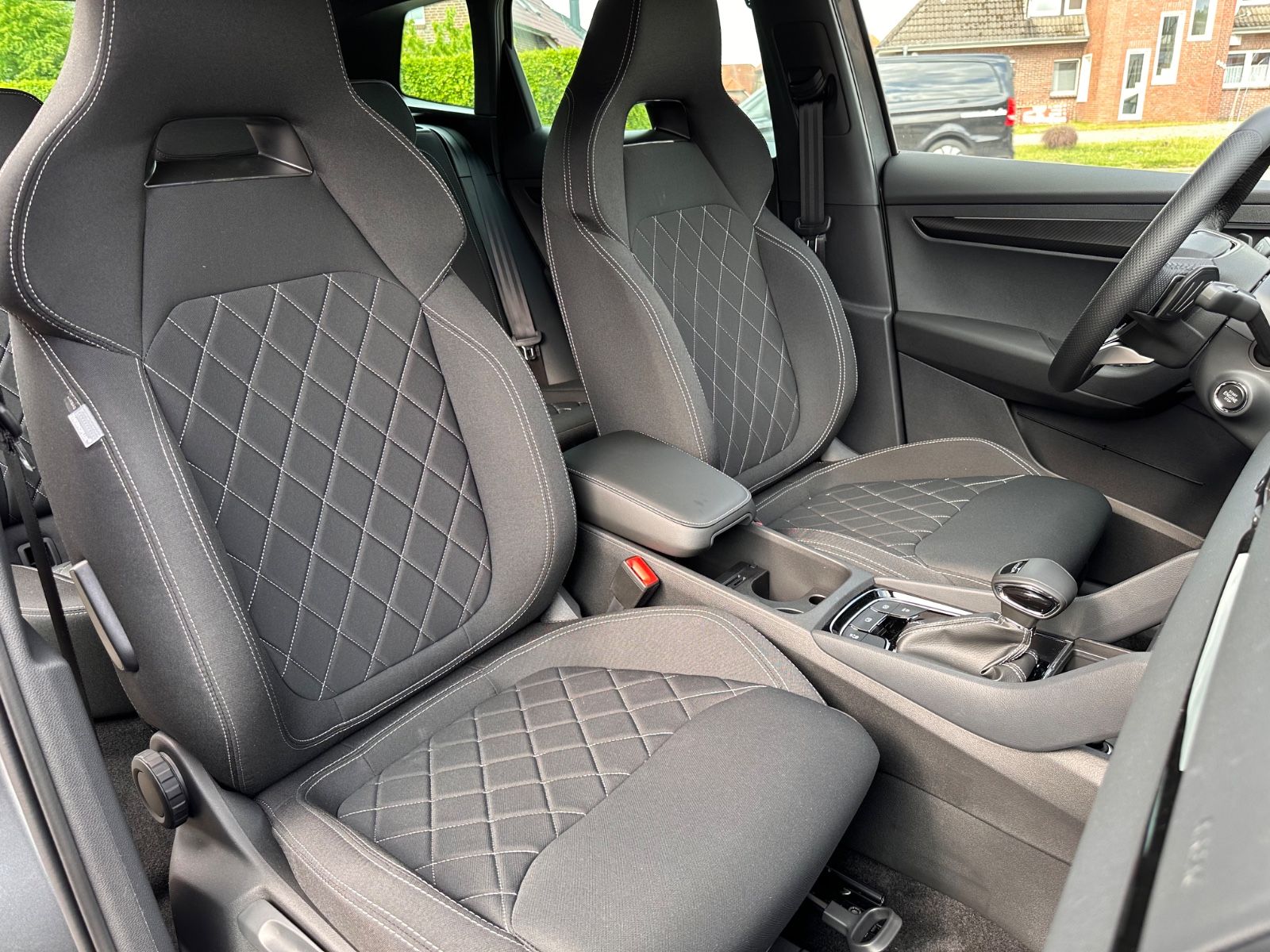 Fahrzeugabbildung SKODA Karoq Sportline 1.5 TSI DSG Matrix/AHK/Navi/ACC