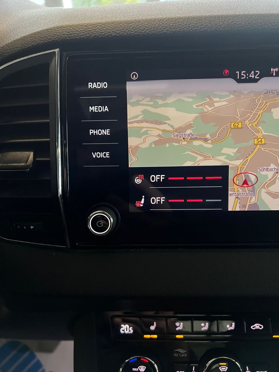 Fahrzeugabbildung SKODA Karoq Style DSG *PANO*SITZHEIZUNG*LEDER*