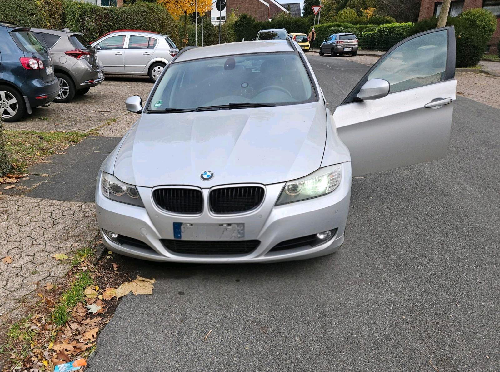 BMW 318 2012 — rear view