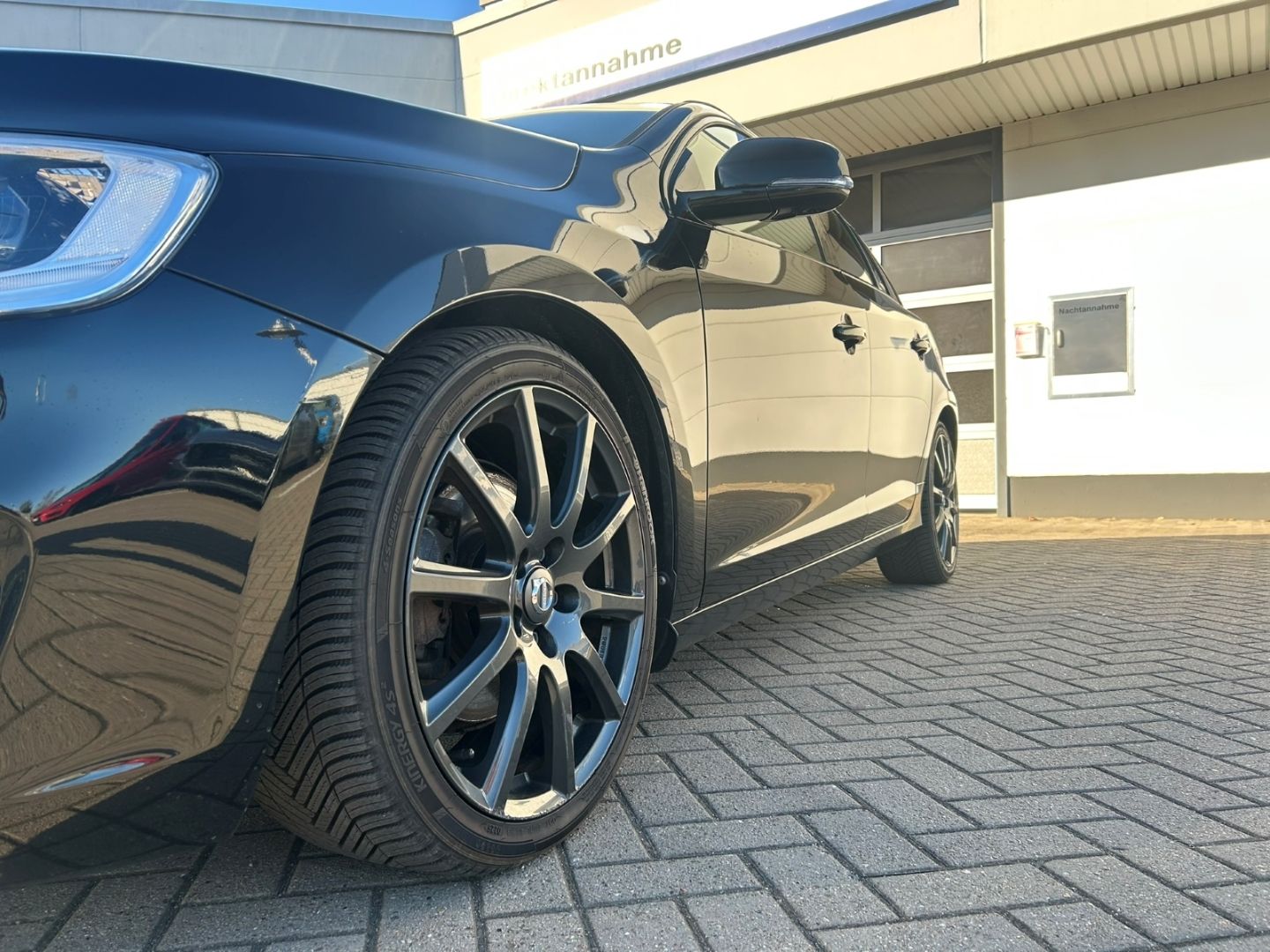 Fahrzeugabbildung Volvo V60 D3 Linje Svart Pano Leder digital SHZ H&R Ka