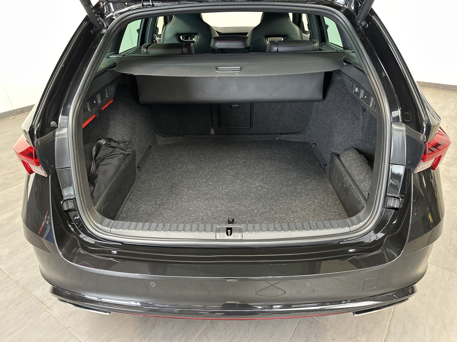 Fahrzeugabbildung SKODA Octavia Combi RS Plus NAV+LED+ACC+AHK+SHZ+CANTON