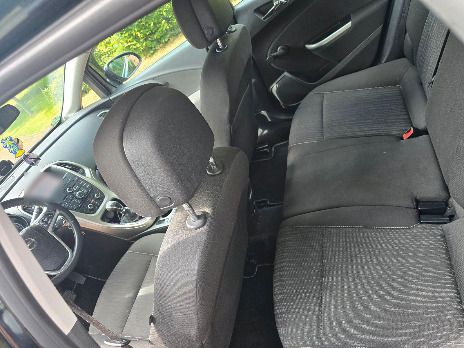 Opel Astra 2011 — салон