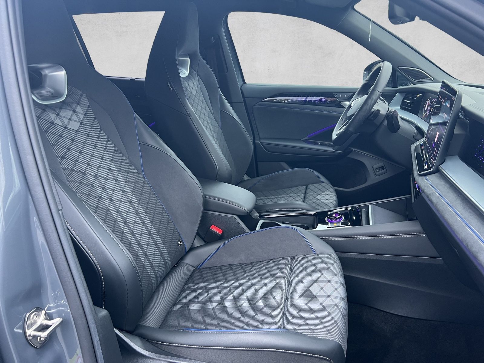 Tayron R-Line 2.0 TDI 4M DSG LED*Pano*AHK