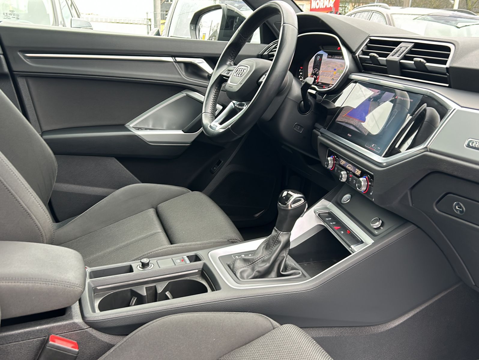 Fahrzeugabbildung Audi Q3 35 TDI S-Line MATRIX