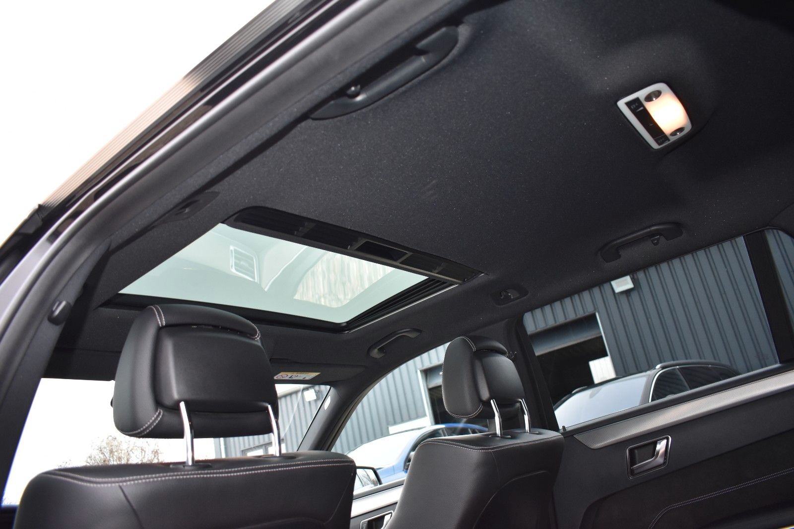 Fahrzeugabbildung Mercedes-Benz E 400 T Edition 4Matic AMG Night-Paket AHK