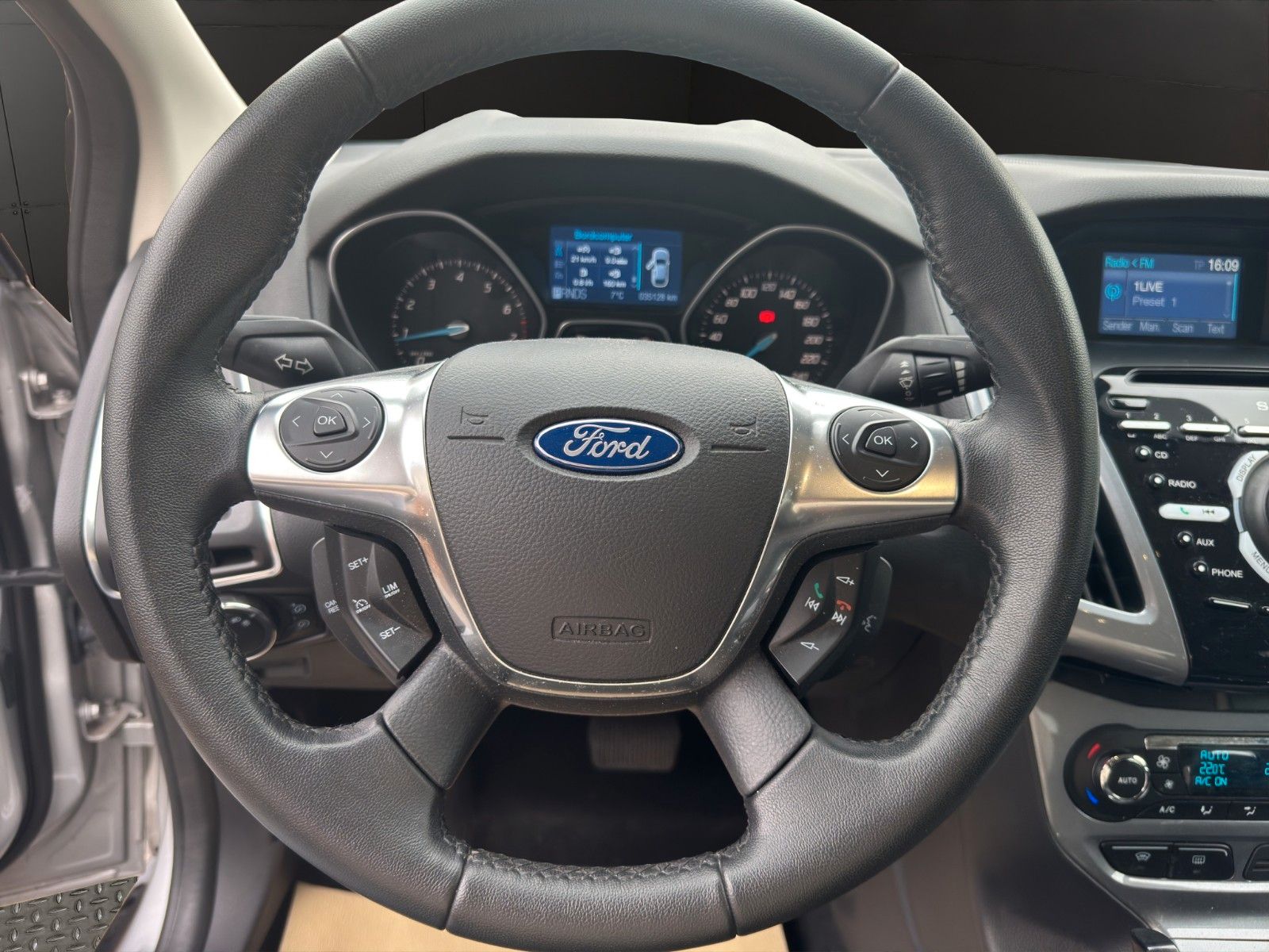 Fahrzeugabbildung Ford Focus Lim. Titanium Automatik/1HAND