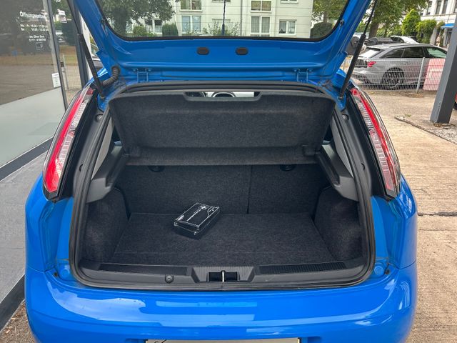 Fahrzeugabbildung Fiat Punto 1.4 Benzin+CNG++NaviZB+AllwetterRäder+