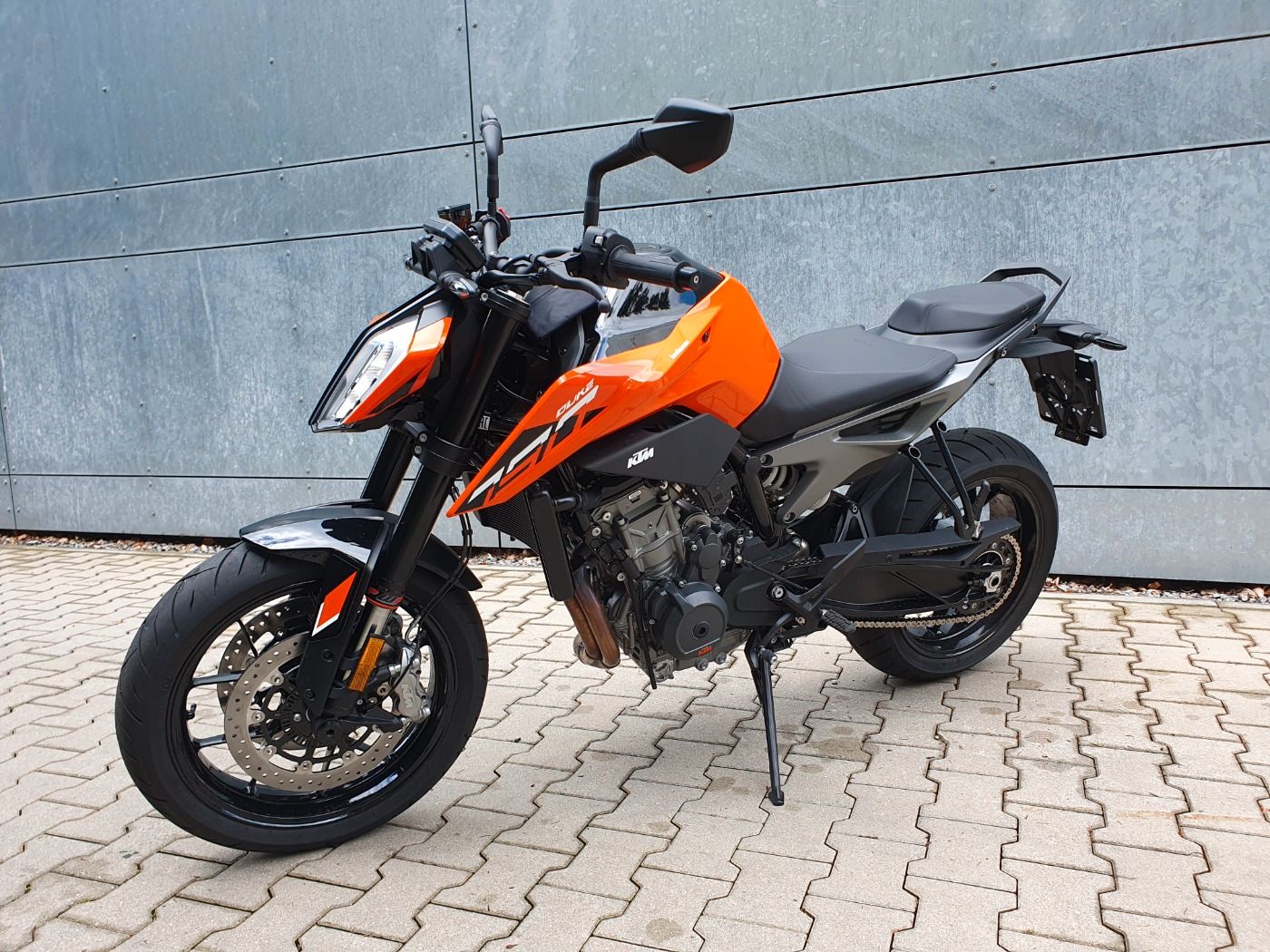 Fahrzeugabbildung KTM 790 Duke Modell 2024 beide Farben lagernd