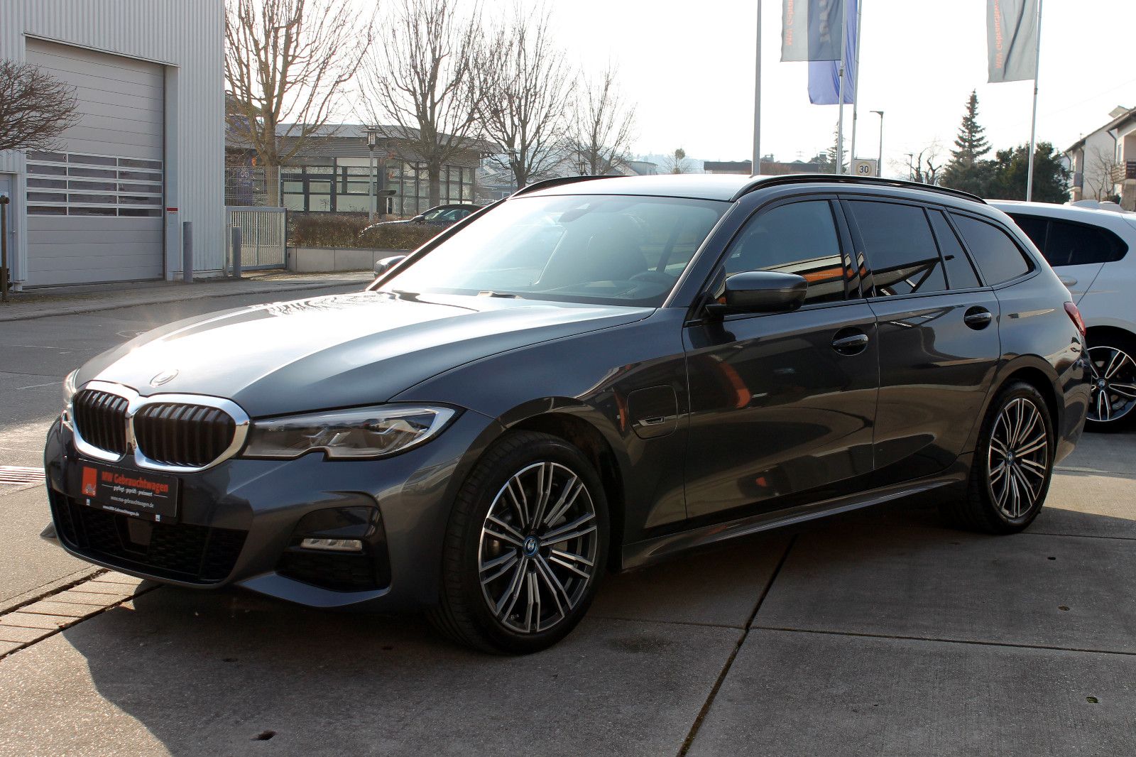 Fahrzeugabbildung BMW 330e Touring M-Sport Steptr Nav ACC LED PDC 360°