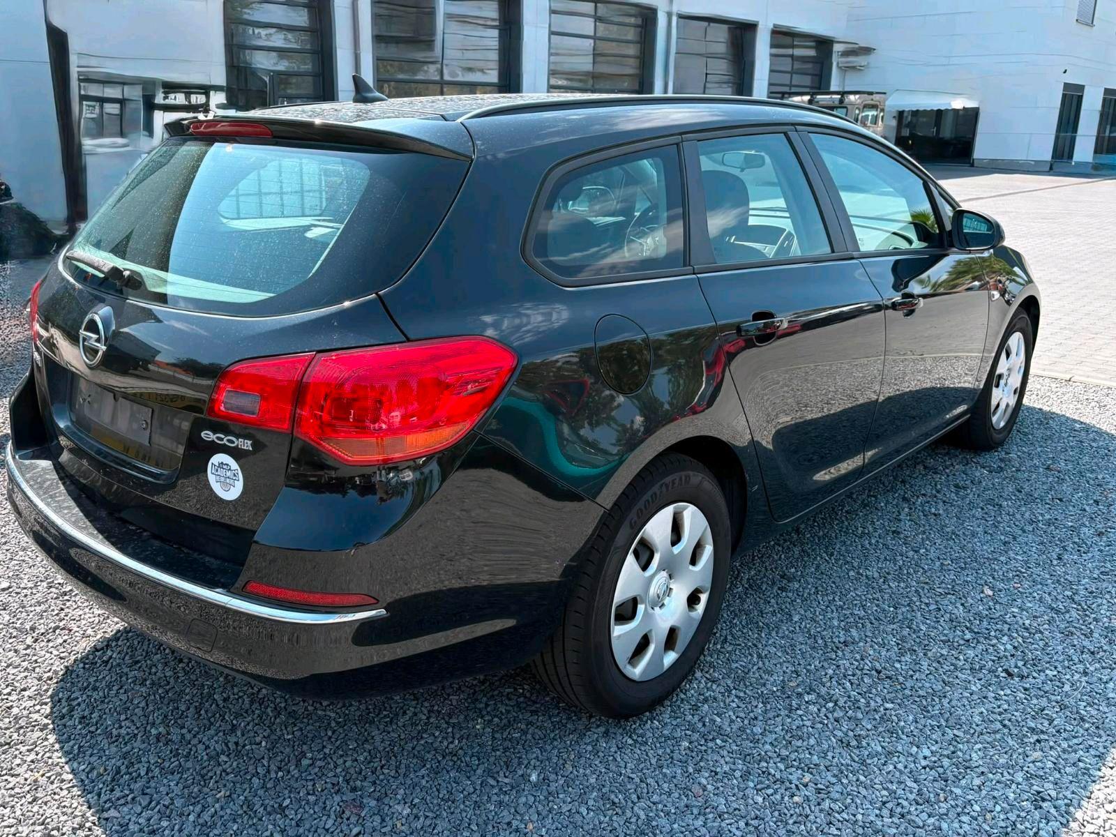 Opel Astra 2013 — photo 8
