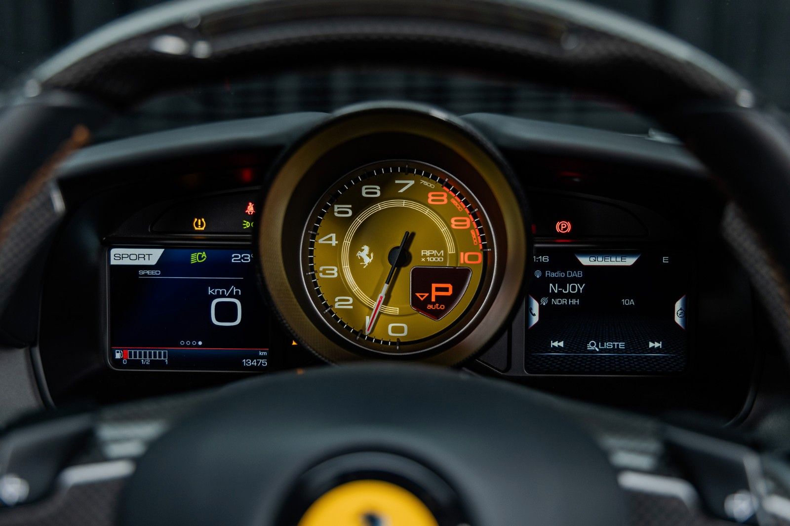 Fahrzeugabbildung Ferrari F8 Spider + Nero Daytona + Carbon + Lift + Garan