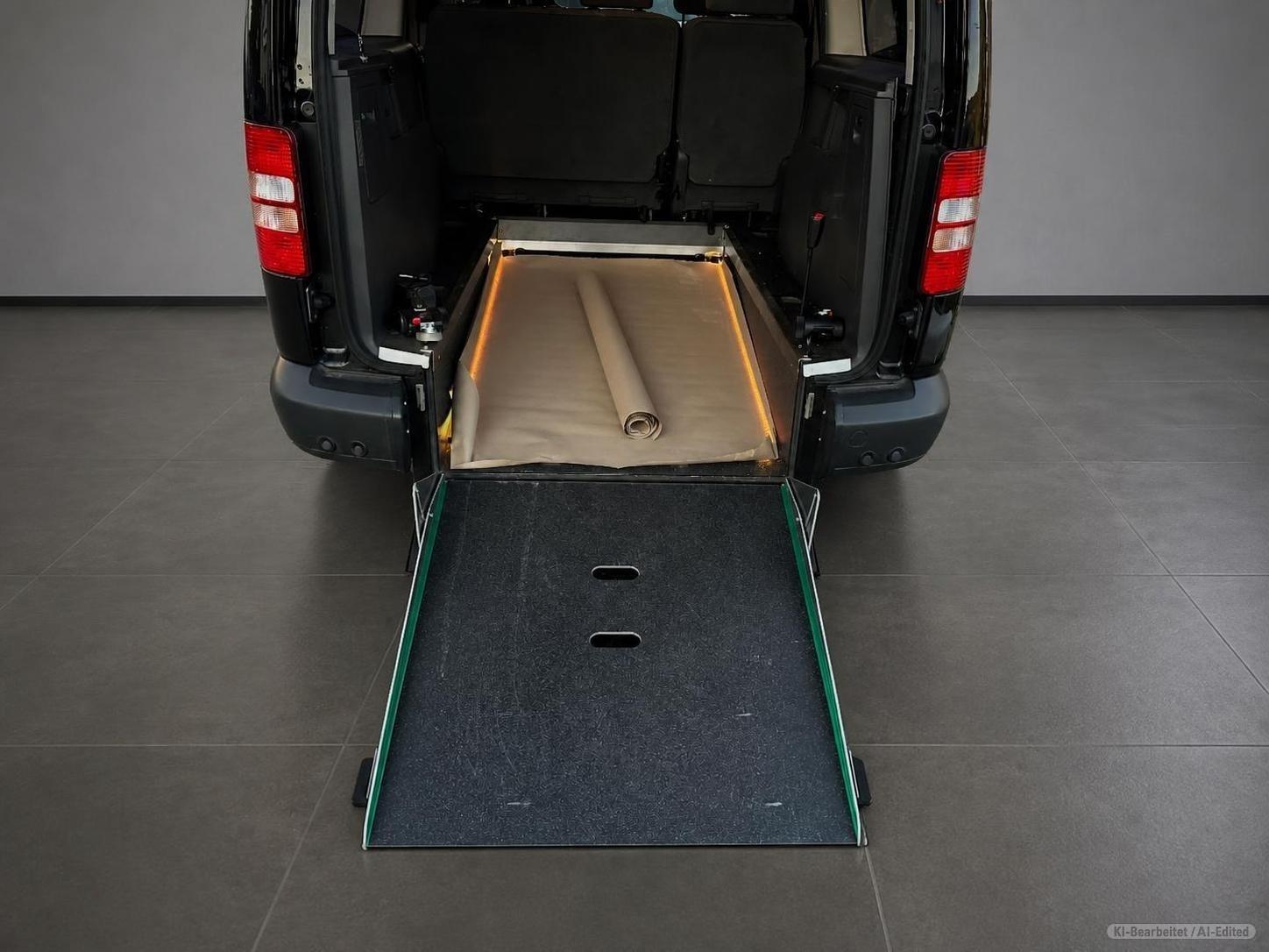Volkswagen Caddy Maxi behindertengerecht / Rampe