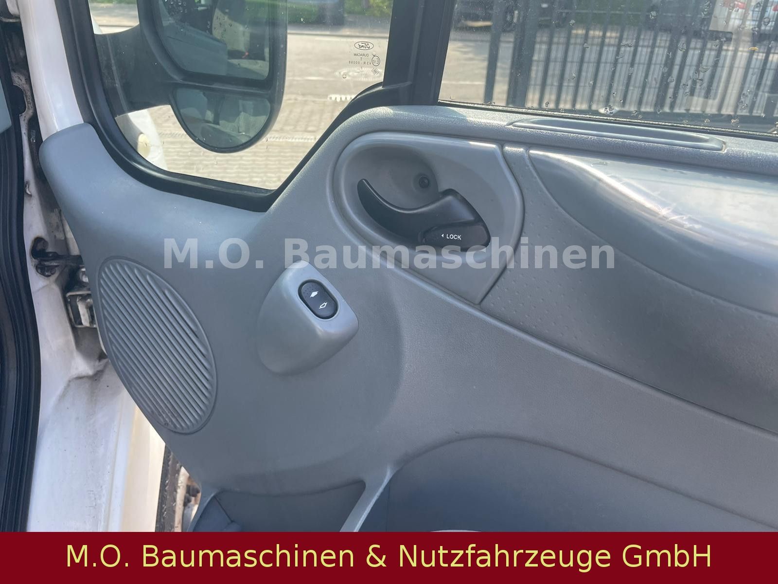 Fahrzeugabbildung Ford Transit  115 T 330 / 2,4 Liter / 9 Sitzer /