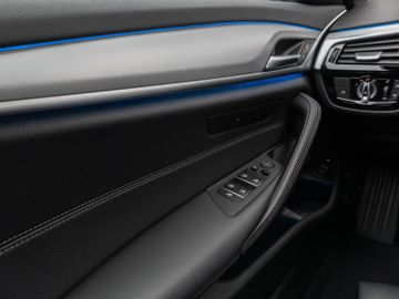 Fahrzeugabbildung BMW 530e Panorama Kamera Laser HUD DAB H/K ACC AHK
