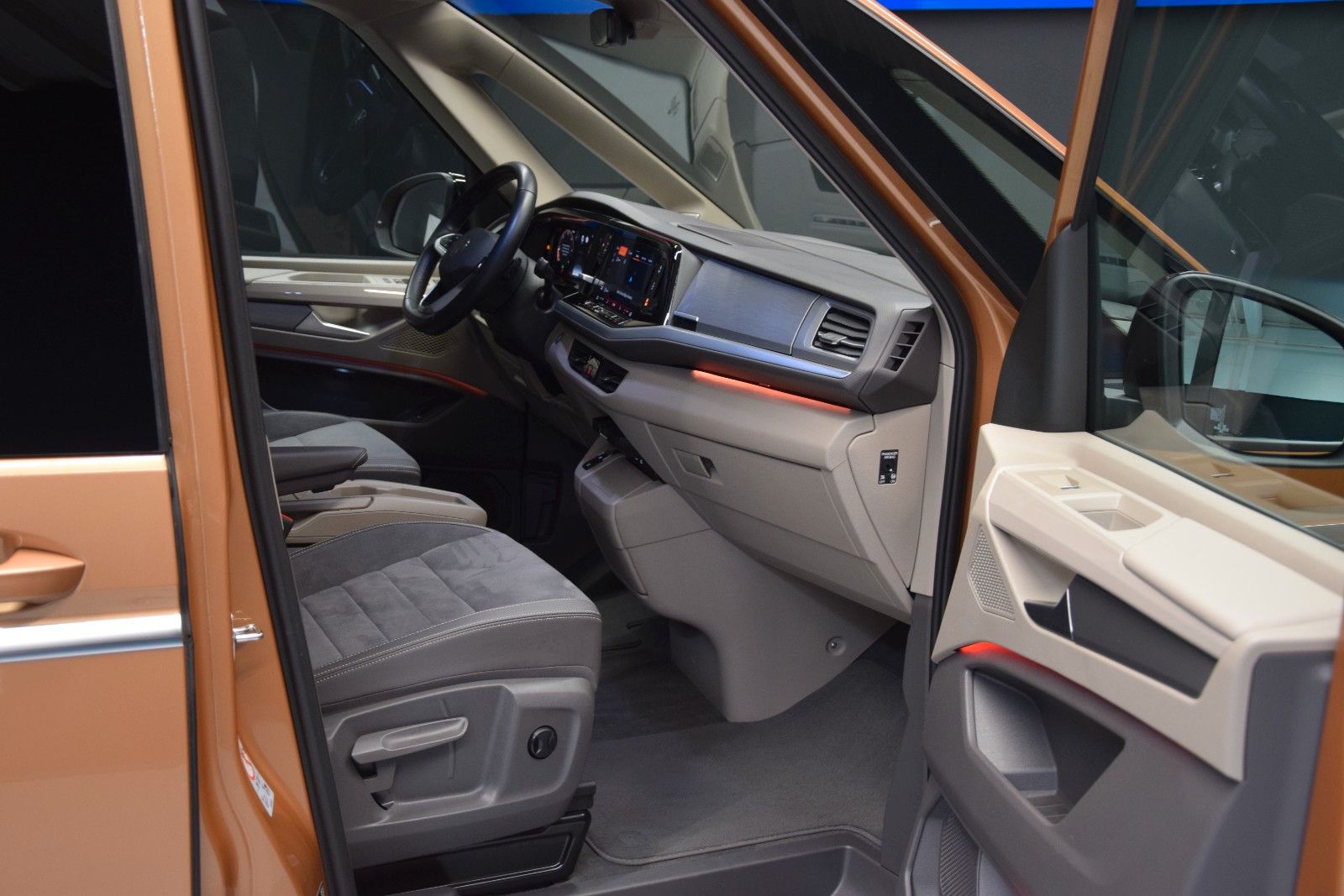 Fahrzeugabbildung Volkswagen T7 Multivan Style Pano HuD AHK vis-avis STHZ H&k