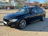 BMW 328i xDrive - dt Fahrzeug, M-Paket, SZH, HUD  - schwarze BMW 328