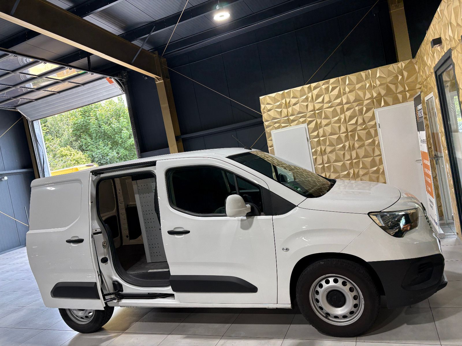 Fahrzeugabbildung Opel Combo E Cargo Edition/2-SITZ/APPLE/AHK/KLIMA