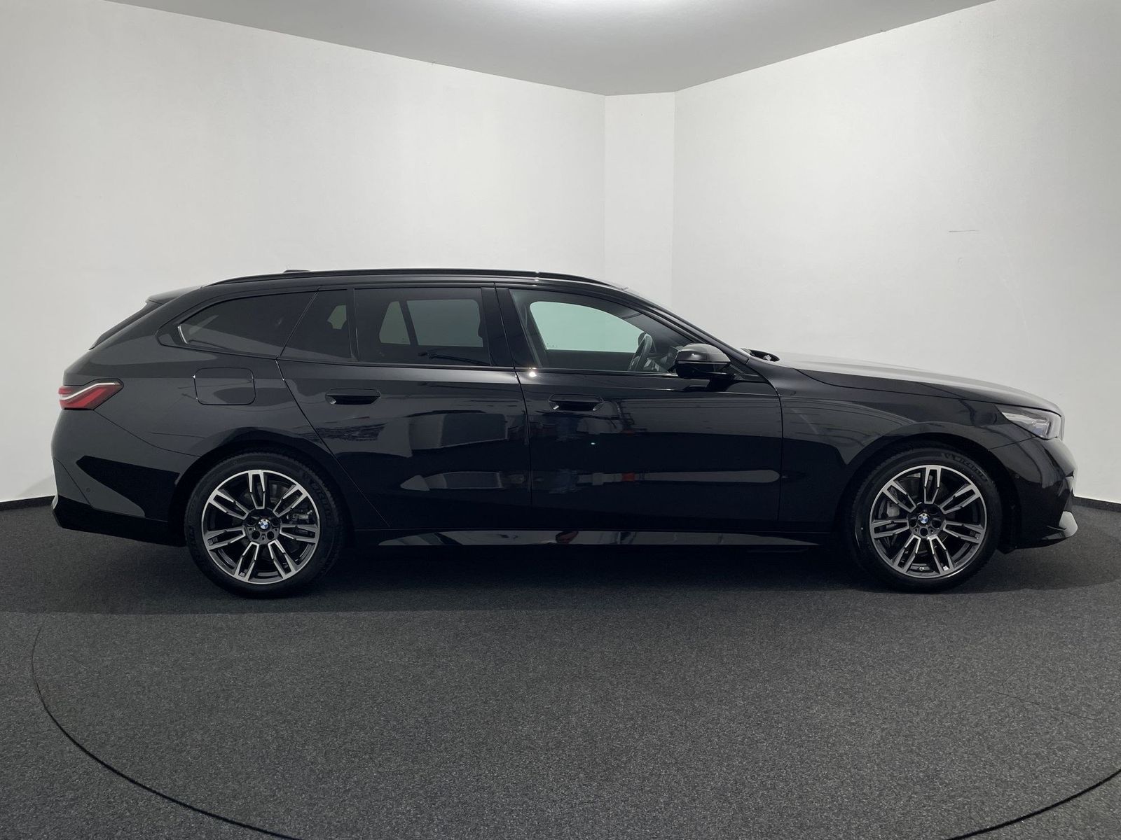 BMW i5 eDrive40 Tour. M Sport NAVI HUD AHK ACC B&W 3 foto 4