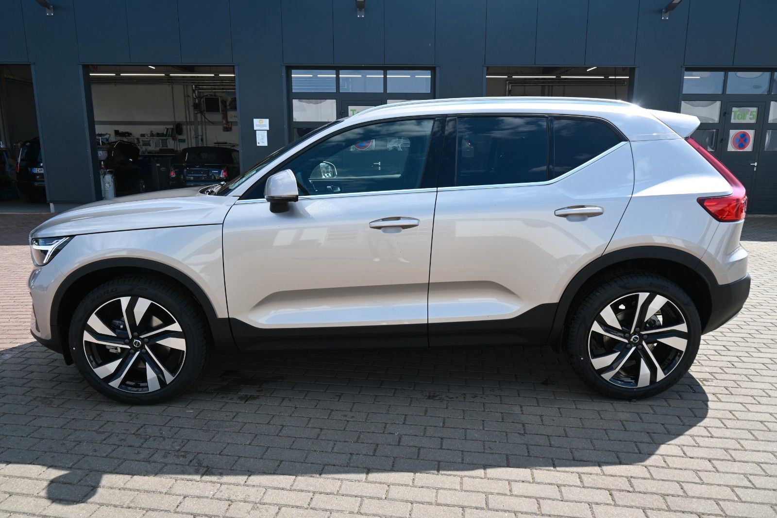 Fahrzeugabbildung Volvo XC40 B4 DKG Plus Bright*FSHZG*H&K*BLIS*ACC*AHK