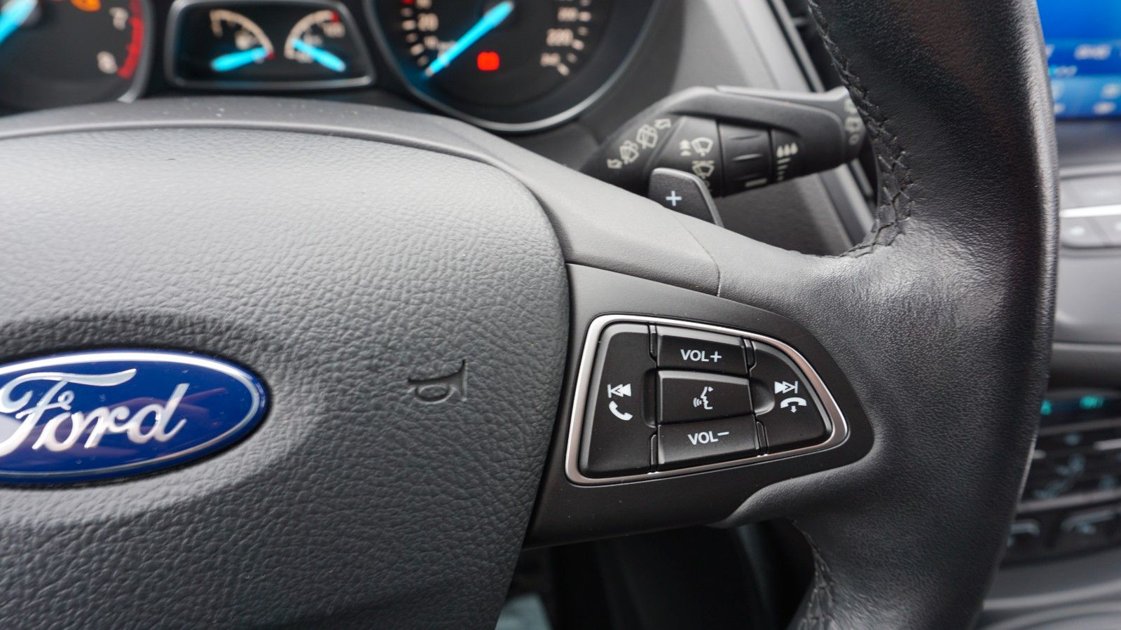 Fahrzeugabbildung Ford Kuga Titanium, Navi, Allrad, PDC, LED