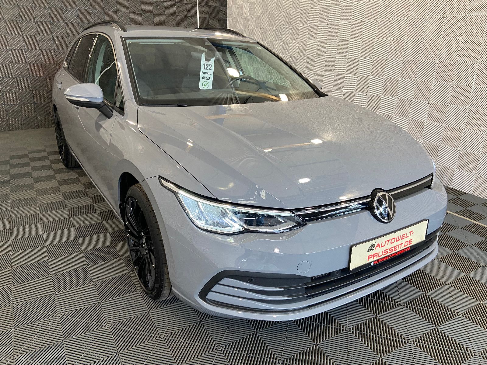 Gebrauchtwagen Volkswagen Golf GOLF VIII VAR DSG LIFE AHK-NAVI-WINTER-APPLE-18" in Horb am Neckar