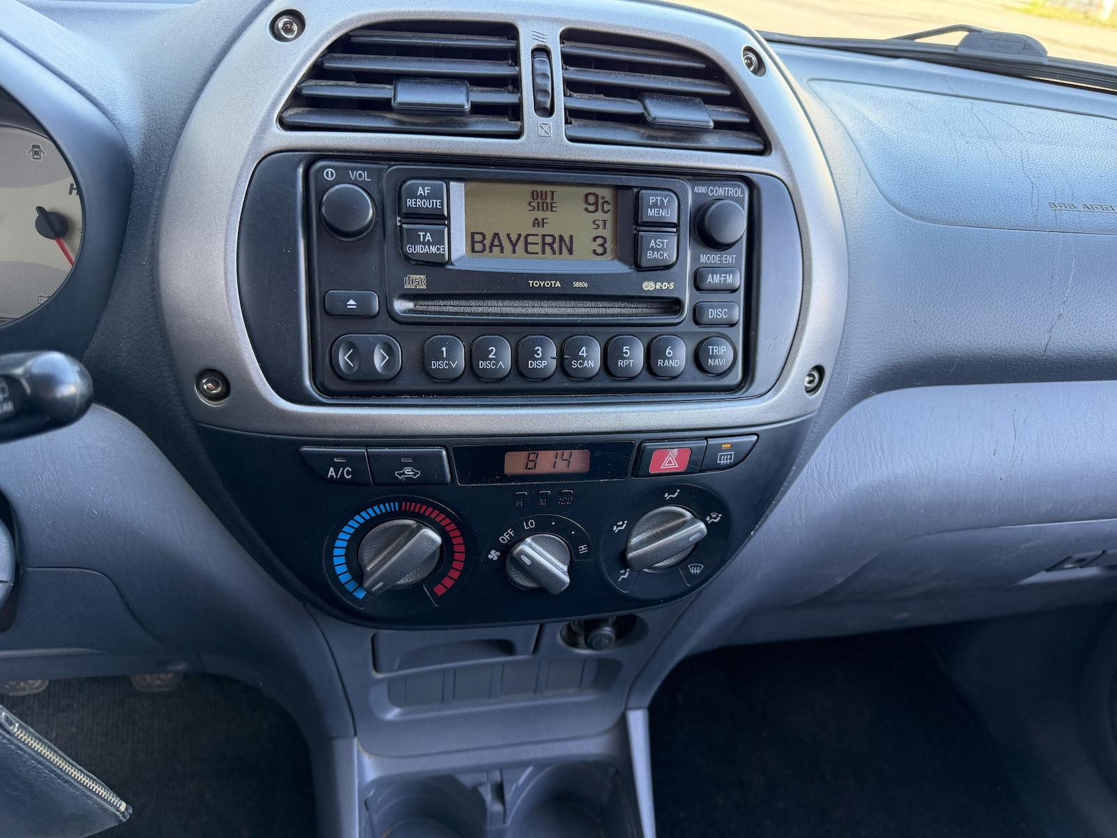 Toyota RAV4 1.8 VVT-i 125 ch Essence • Clim • Attelage • Barres de toit