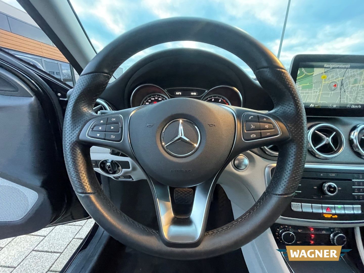 Fahrzeugabbildung Mercedes-Benz GLA 180 Sport Utility Sitzheizung Navi