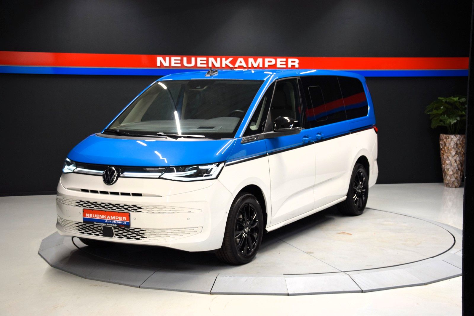 Fahrzeugabbildung Volkswagen T7 Multivan Style lang  HuD vis-a-vis ACC bi-col