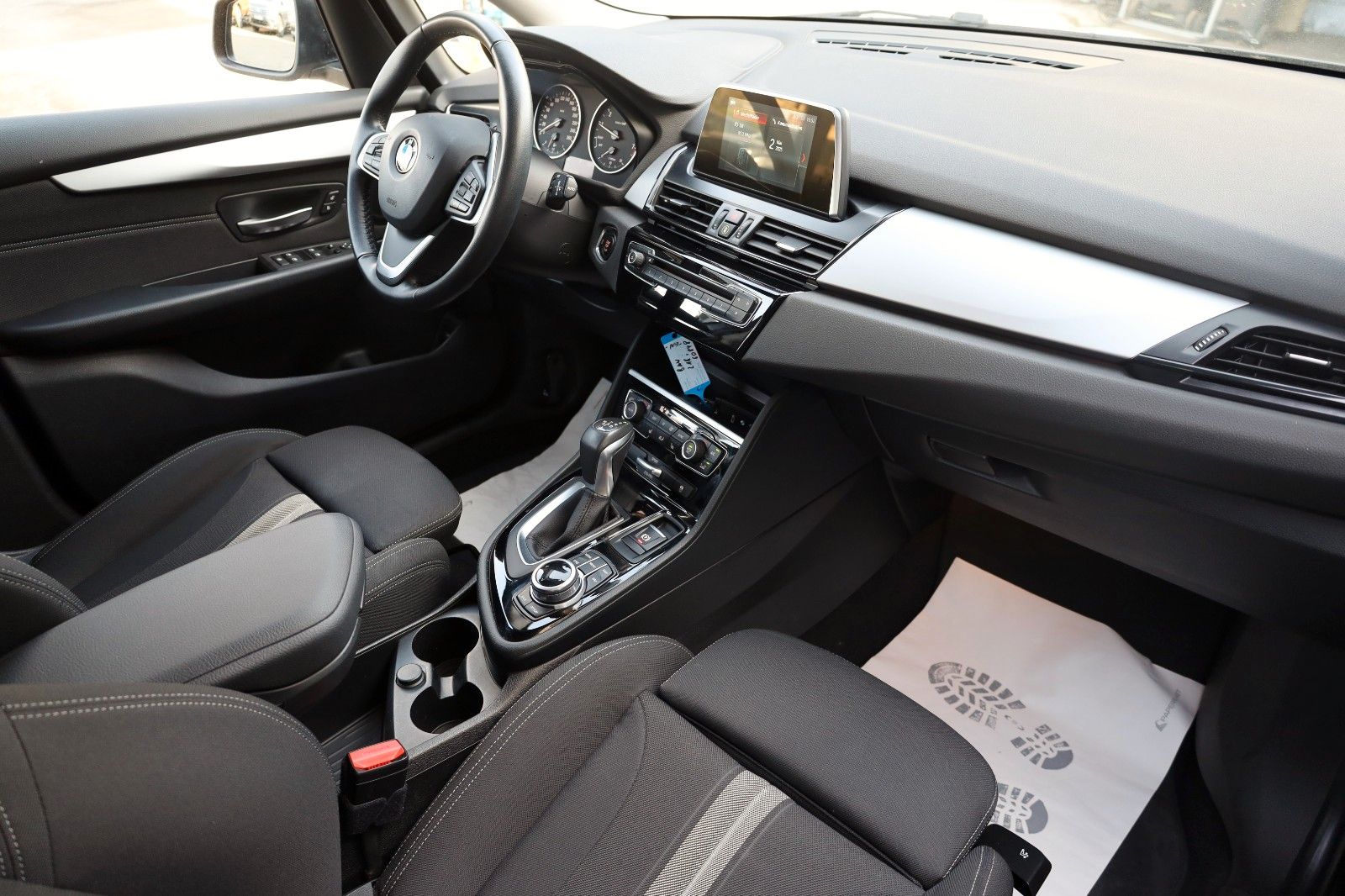 Fahrzeugabbildung BMW 218iA Advantage Active Tourer Navi,LED,SH,PDC